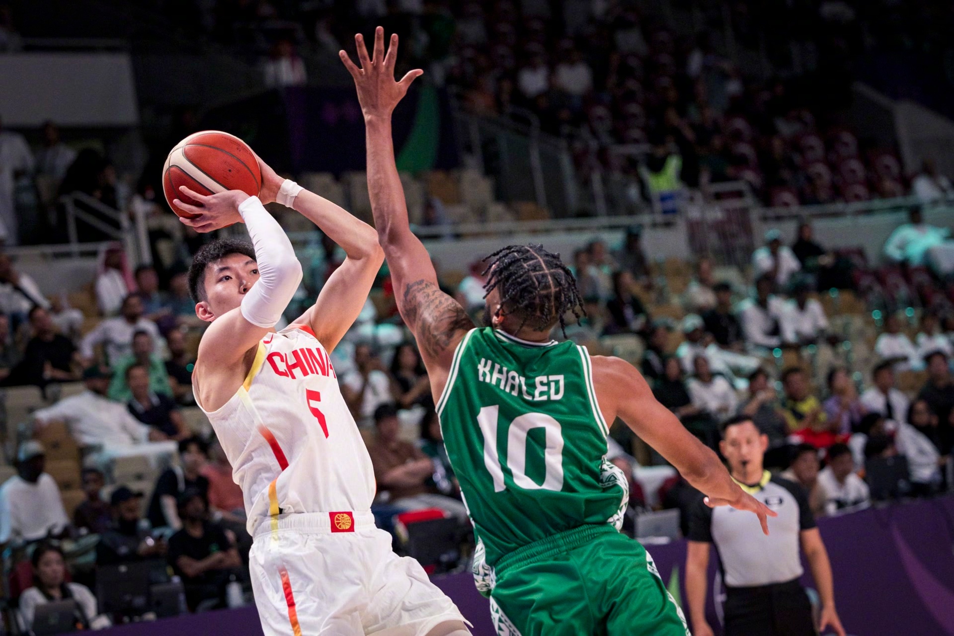 爱游戏平台-斯图加特发布备战花絮，赛前内部沟通，NBA常规赛任务艰巨，心理建设被强调的简单介绍